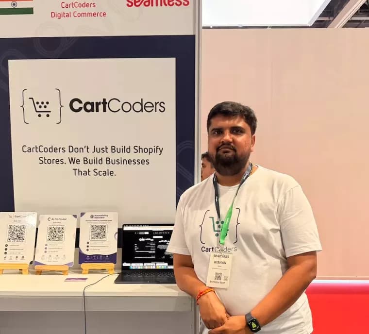 فريق CartCoders يرحب بالتجار في جناح المعرض
