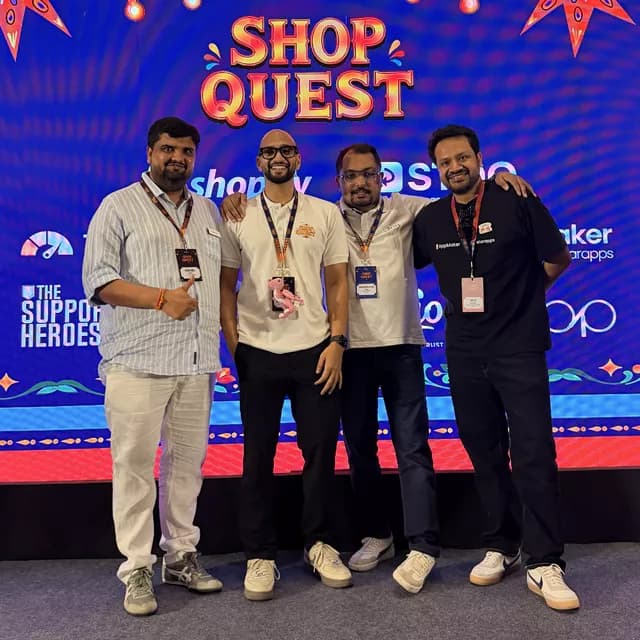 Professionnels de Shopify et de l’e-commerce échangeant lors d’une conférence à Bengaluru